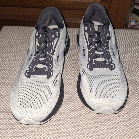 Men\'s Brooks Adrenaline GTS 23 Gray Running Shoes - . EUC main image 10